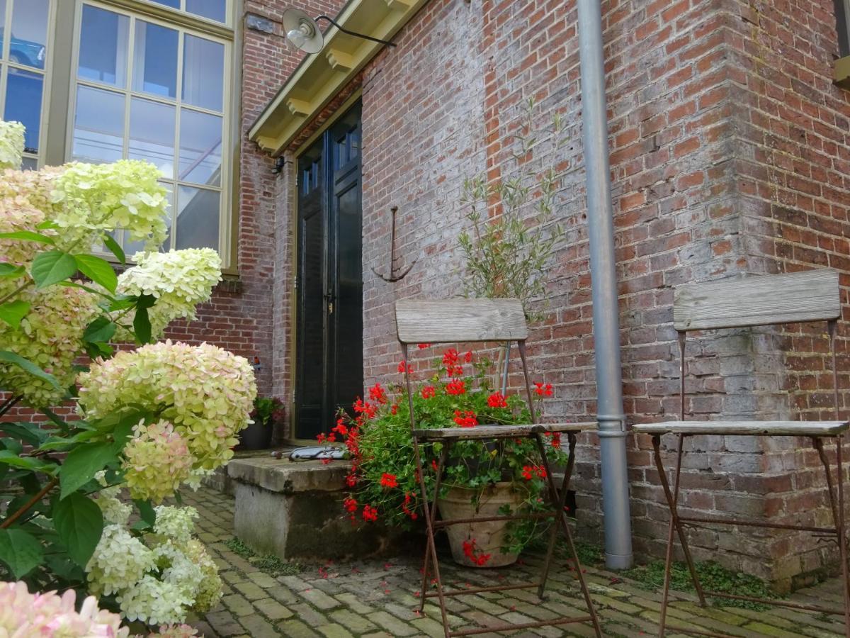 D' Ald Skoalle - Sfeervol Appartement In Oude School. Wijtgaard Exterior photo
